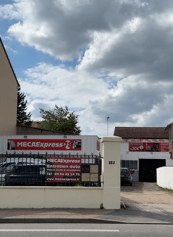 Façade du garage MecaExpress à Carrières-sous-Poissy